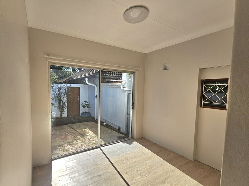 Nahoon - Secure, private and spacious Garden flat Available Immediately - Photo 4