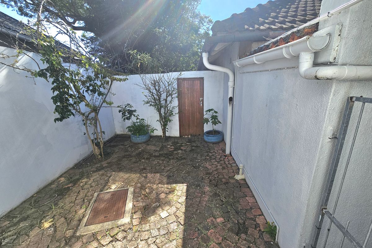 Nahoon - Secure, private and spacious Garden flat Available Immediately - Photo 5