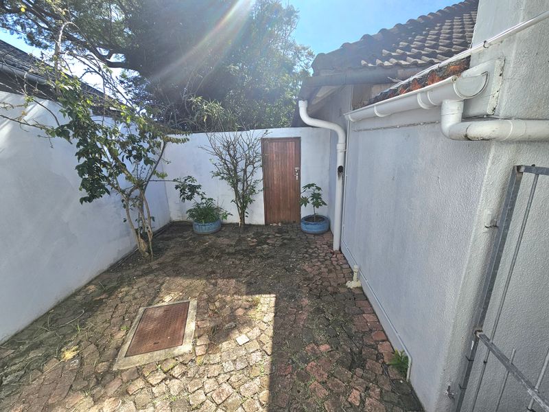 Nahoon - Secure, private and spacious Garden flat Available Immediately - Photo 5