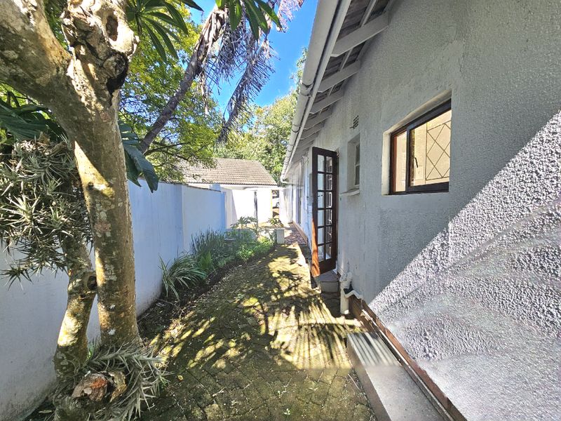 Nahoon - Secure, private and spacious Garden flat Available Immediately - Photo 6