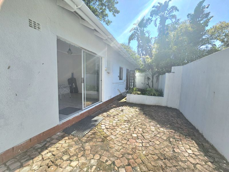 Nahoon - Secure, private and spacious Garden flat Available Immediately - Photo 7