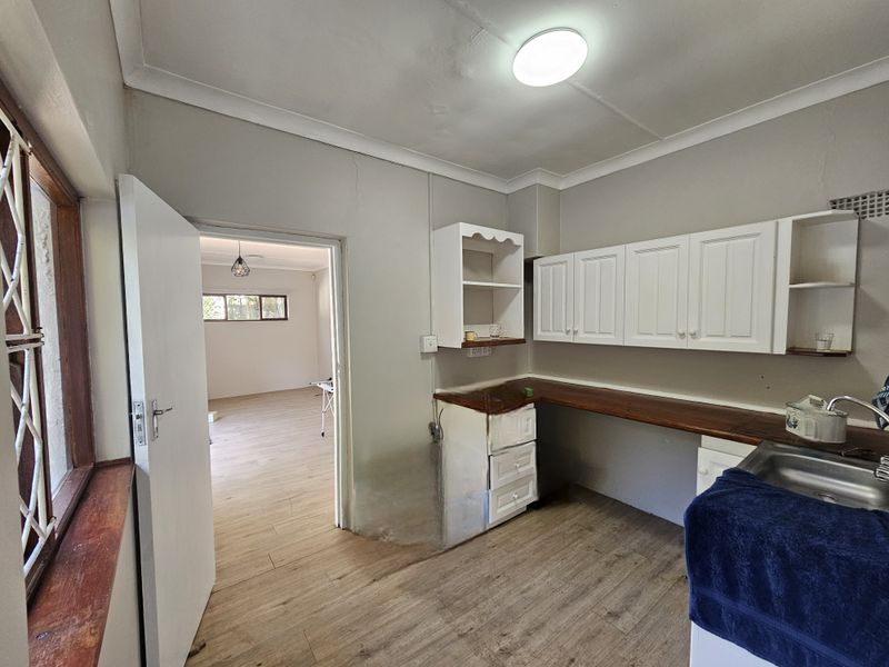 Nahoon - Secure, private and spacious Garden flat Available Immediately - Photo 2