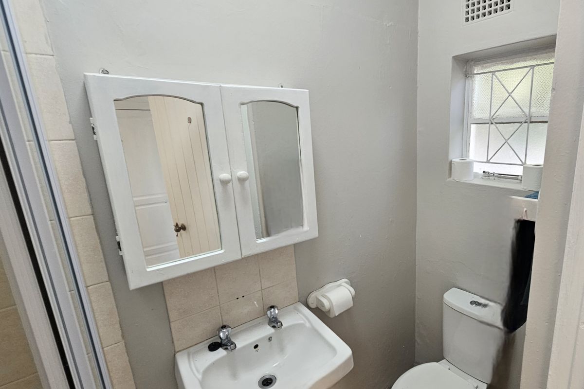 Nahoon - Secure, private and spacious Garden flat Available Immediately - Photo 3