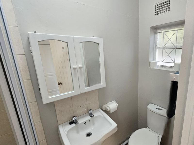 Nahoon - Secure, private and spacious Garden flat Available Immediately - Photo 3