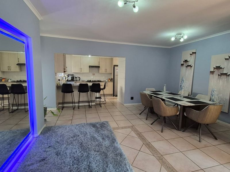 Modern Luxury in Cranleigh Estate - Photo 3