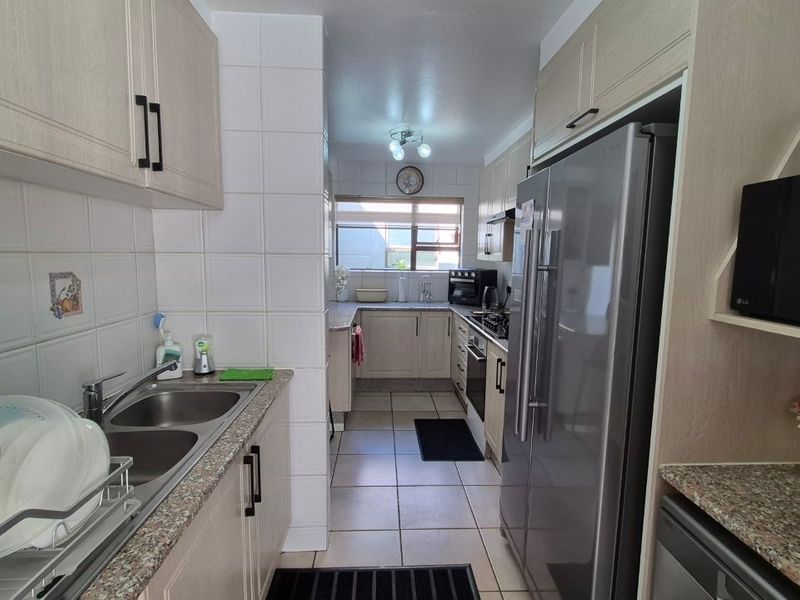 Modern Luxury in Cranleigh Estate - Photo 9