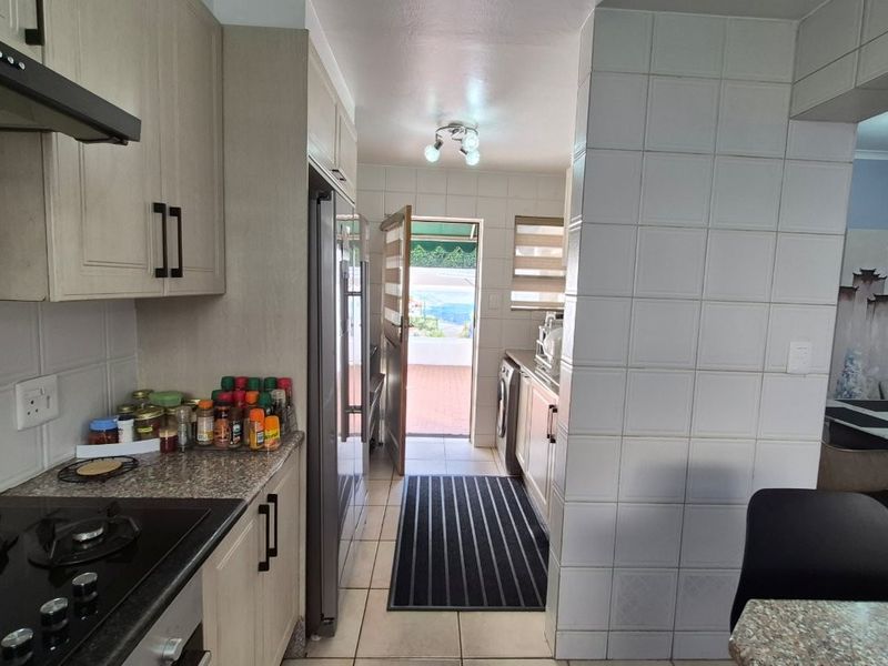 Modern Luxury in Cranleigh Estate - Photo 7