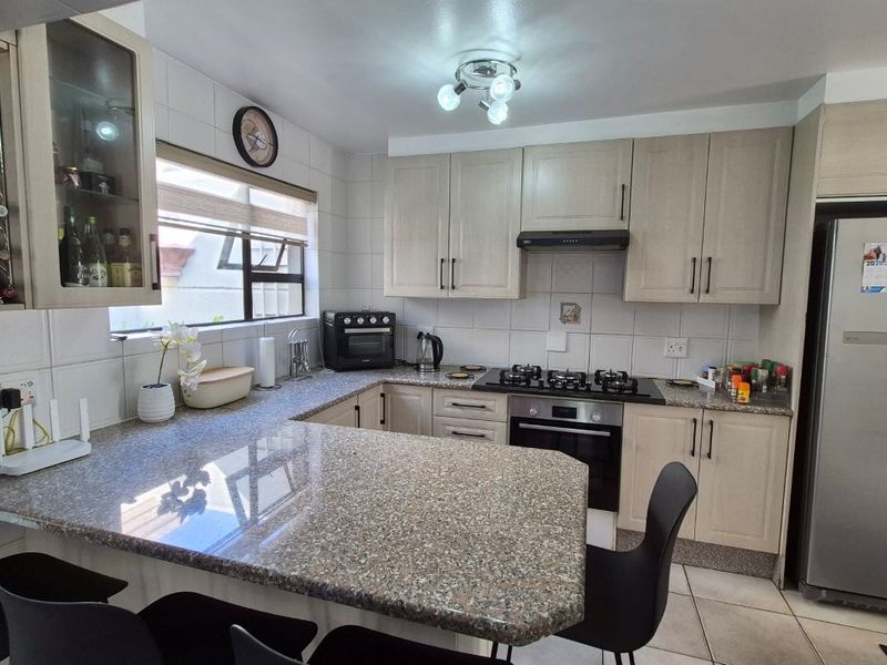 Modern Luxury in Cranleigh Estate - Photo 6