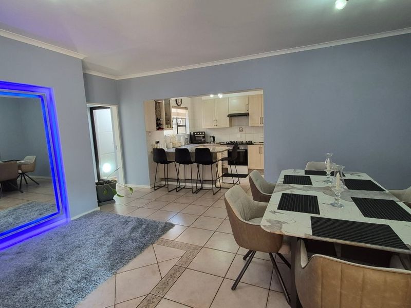 Modern Luxury in Cranleigh Estate - Photo 2