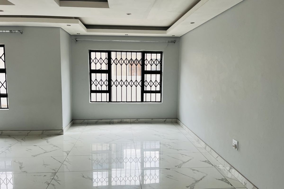 Stunningly - Spacious, Newly Built Family Home in Extension 18! - Photo 5