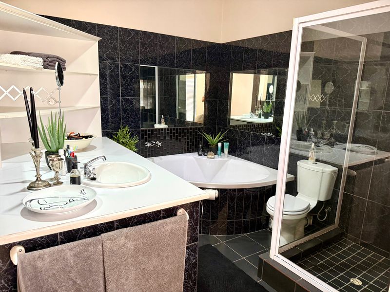 3 BEDROOM FAMILY HOME IN TAFELZICHT - Photo 9