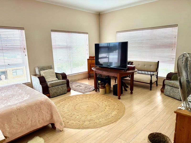 3 BEDROOM FAMILY HOME IN TAFELZICHT - Photo 4