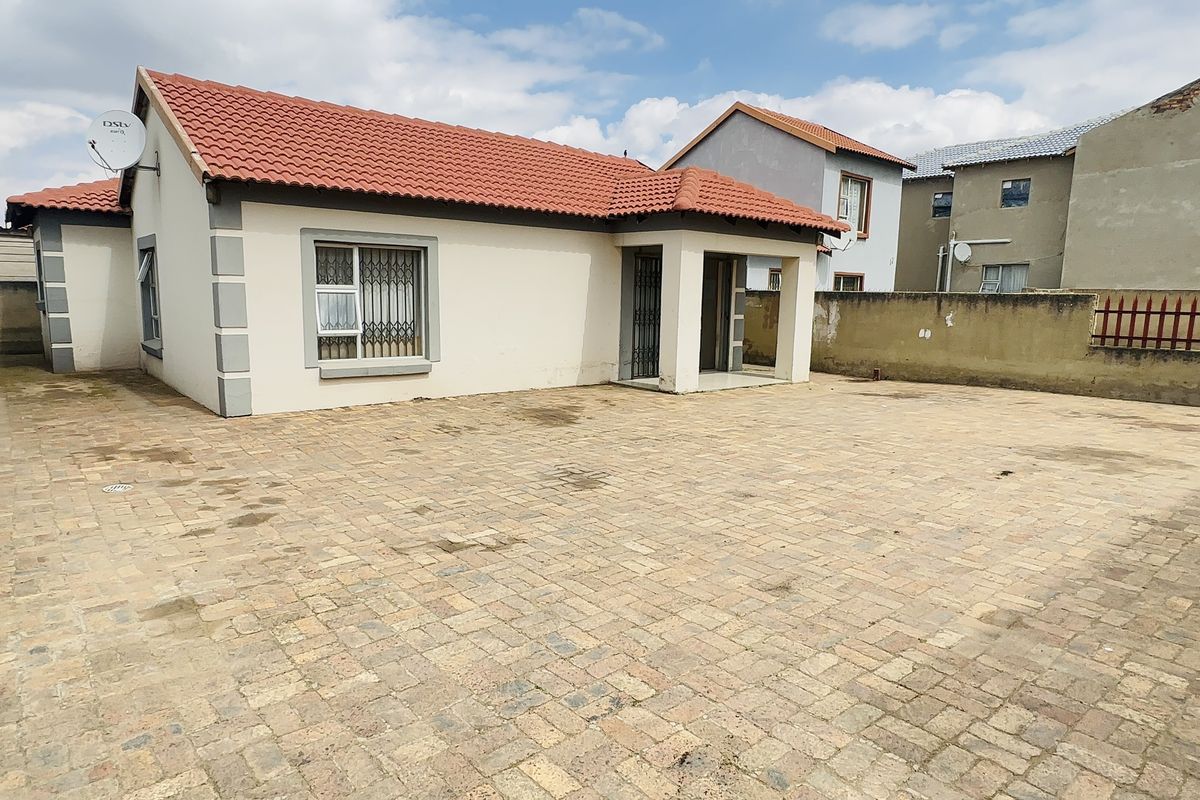 Family Home In Hlanganani - Photo 2