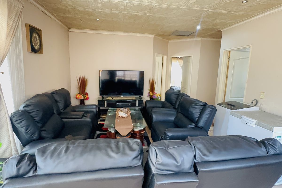 Family Home In Hlanganani - Photo 4