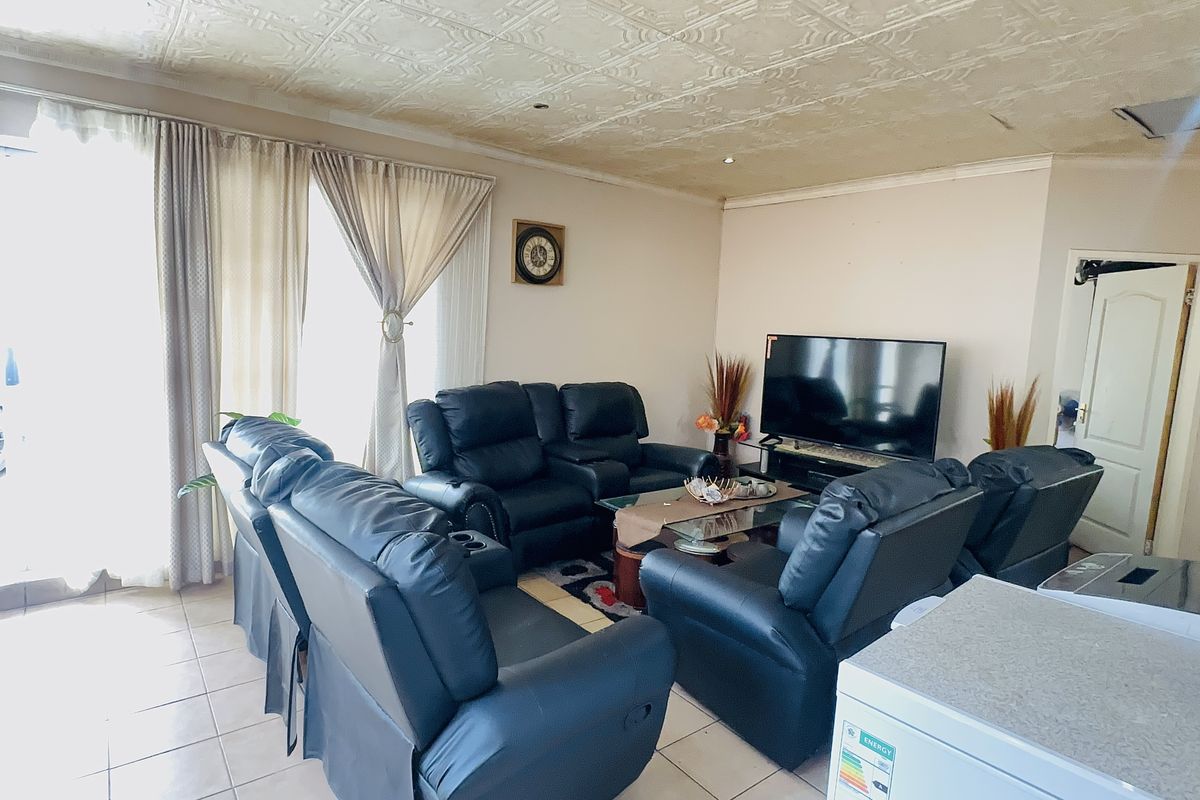 Family Home In Hlanganani - Photo 5