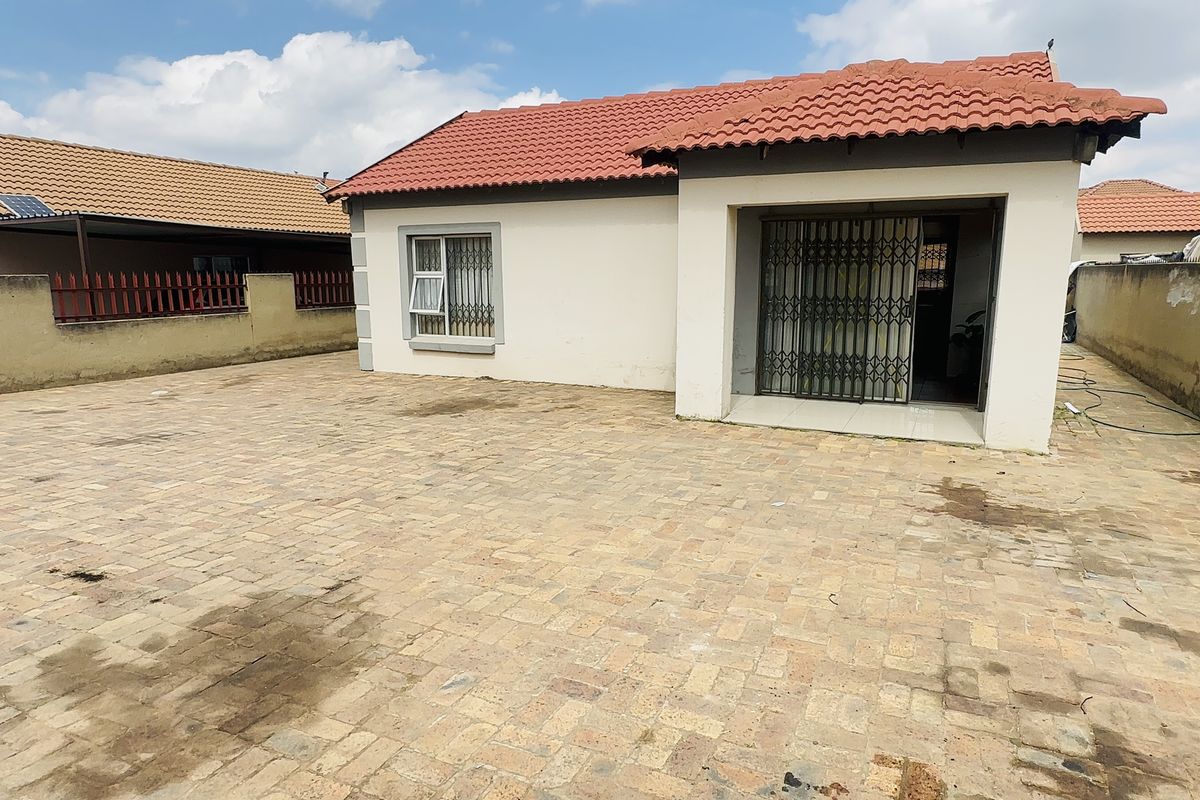 Family Home In Hlanganani - Photo 3