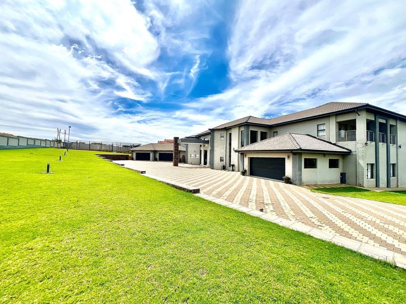 A Private Estate Where Luxury Meets Sustainable Living - Photo 7