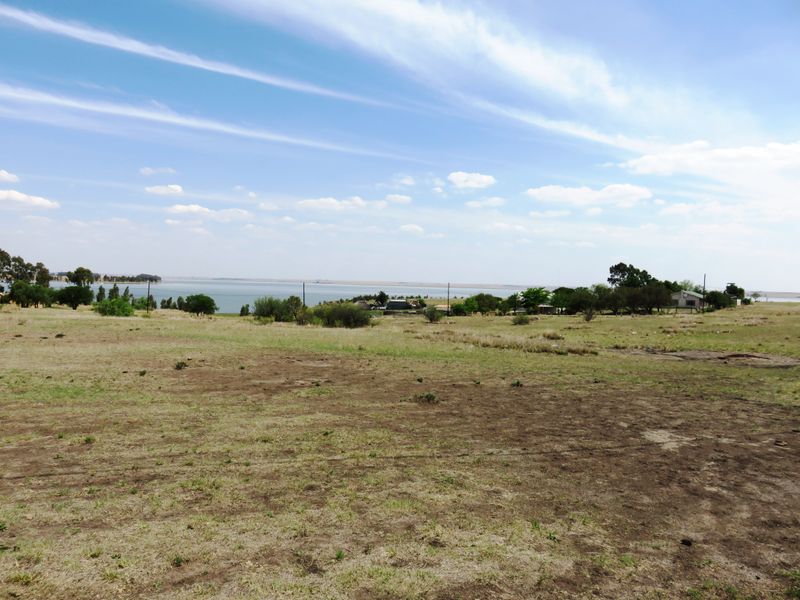 Stand of Land waiting for a designer home build in Oranjeville, Vaal Dam - Photo 8