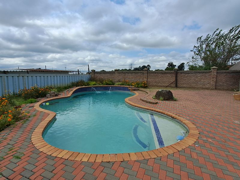 Spacious 1.8 Hectare Smallholding – Endless Potential for Country Living - Photo 7