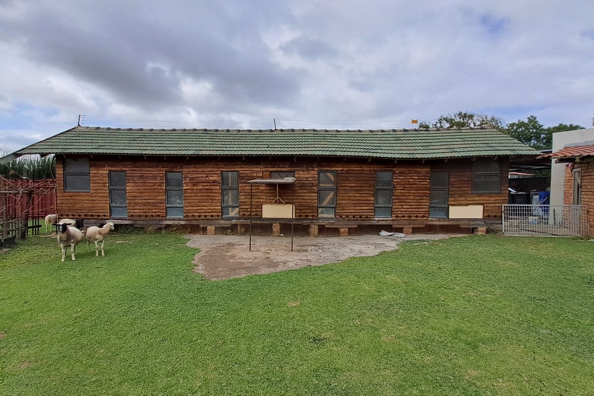 Spacious 1.8 Hectare Smallholding – Endless Potential for Country Living - Photo 2