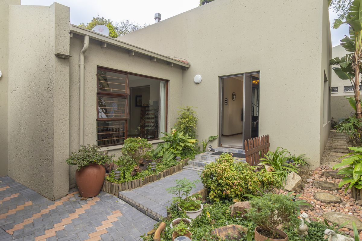 Beautifully renovated home  in sought after estate - Photo 3