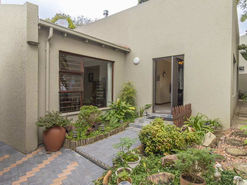 Beautifully renovated home  in sought after estate - Photo 3