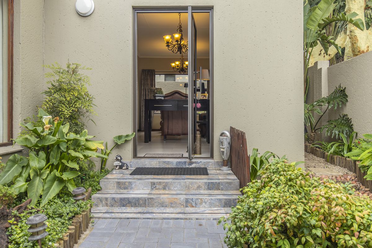 Beautifully renovated home  in sought after estate - Photo 4