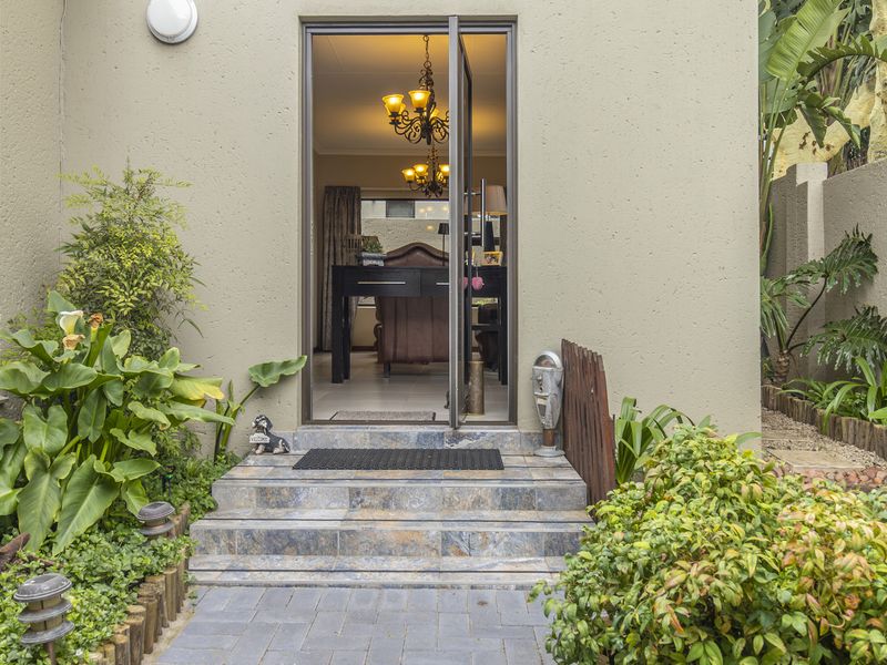 Beautifully renovated home  in sought after estate - Photo 4