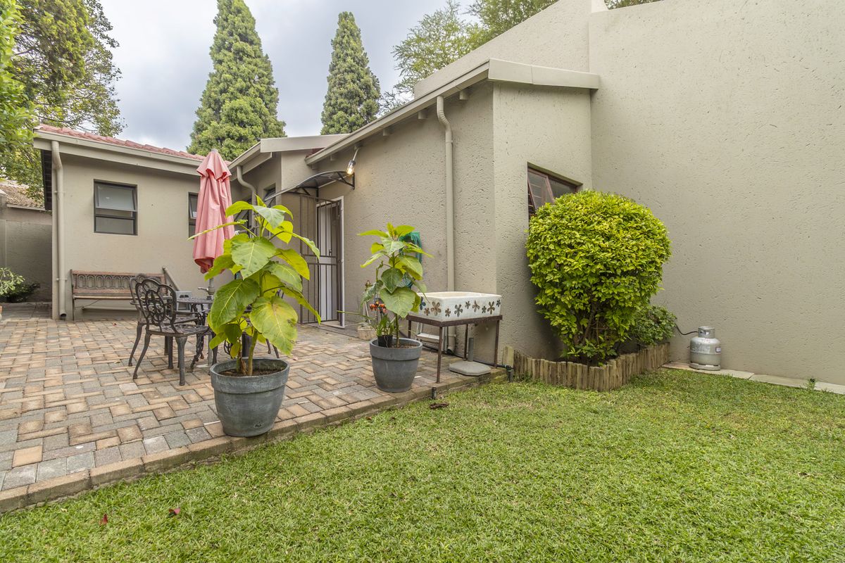 Stunning cluster with low maintenance garden/ low levies too! - Photo 4