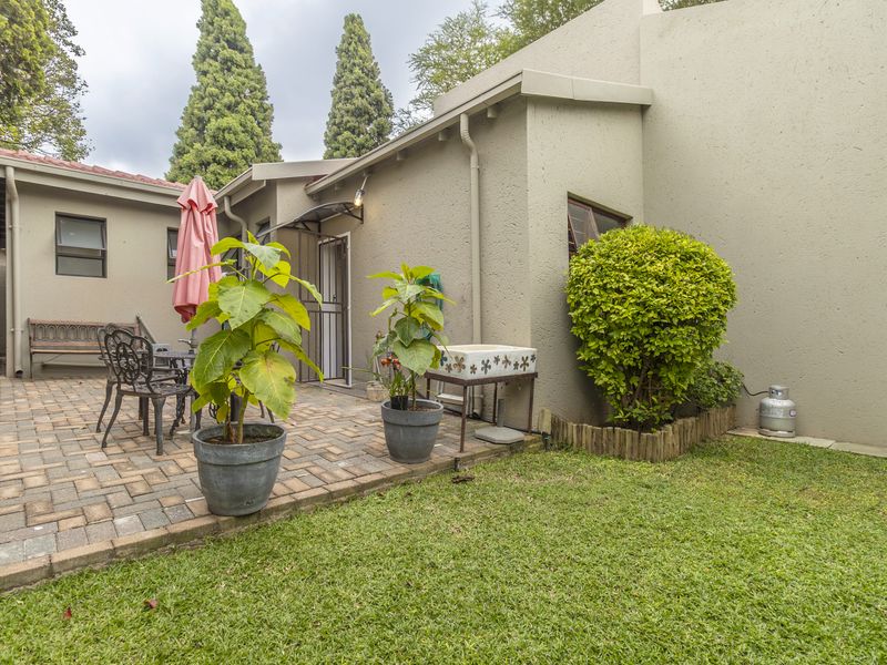 Stunning cluster with low maintenance garden/ low levies too! - Photo 3