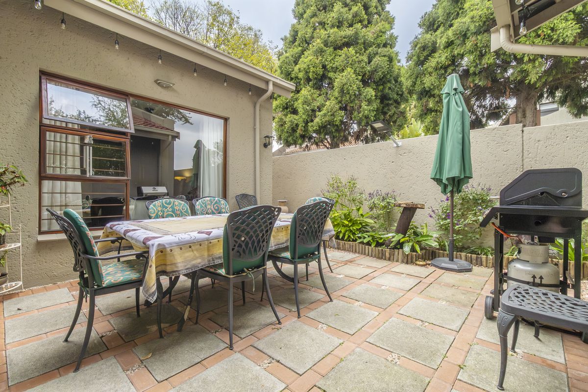 Stunning cluster with low maintenance garden/ low levies too! - Photo 3