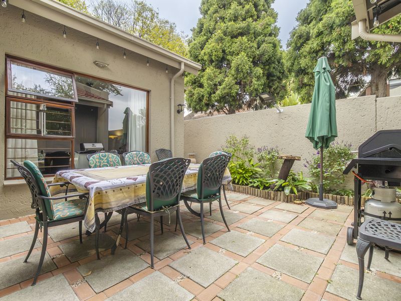 Stunning cluster with low maintenance garden/ low levies too! - Photo 2