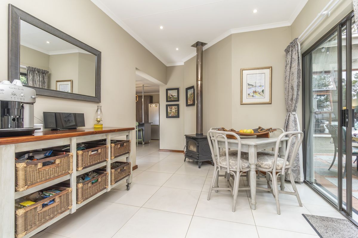 Beautifully renovated home  in sought after estate - Photo 5