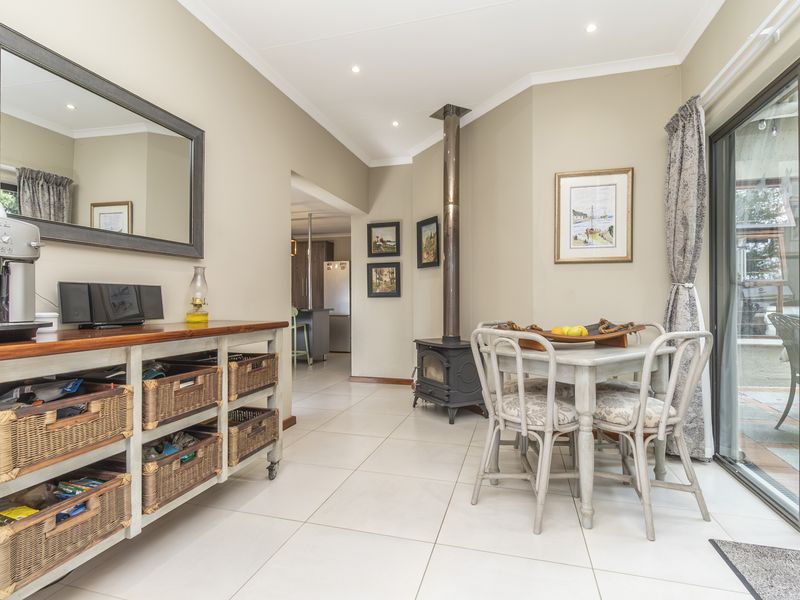 Beautifully renovated home  in sought after estate - Photo 5