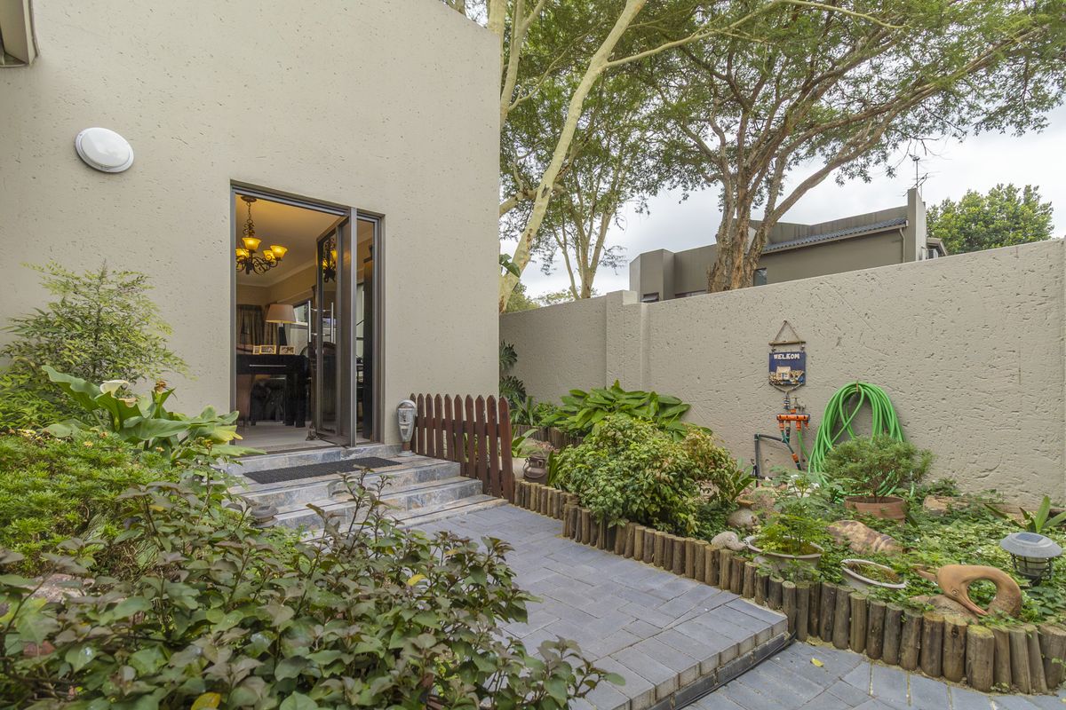 Beautifully renovated home  in sought after estate - Photo 2