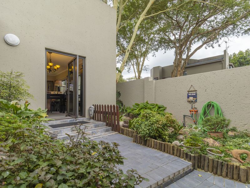 Beautifully renovated home  in sought after estate - Photo 2