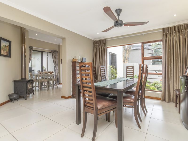 Beautifully renovated home  in sought after estate - Photo 10