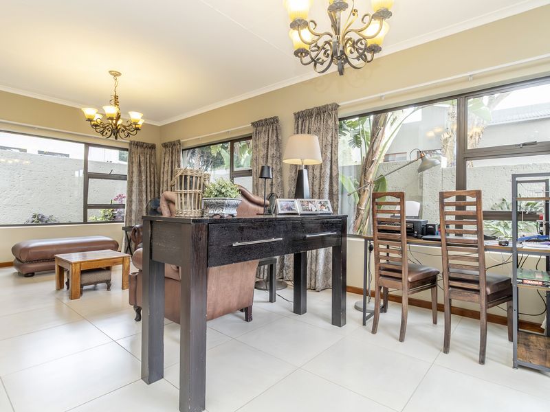 Beautifully renovated home  in sought after estate - Photo 9