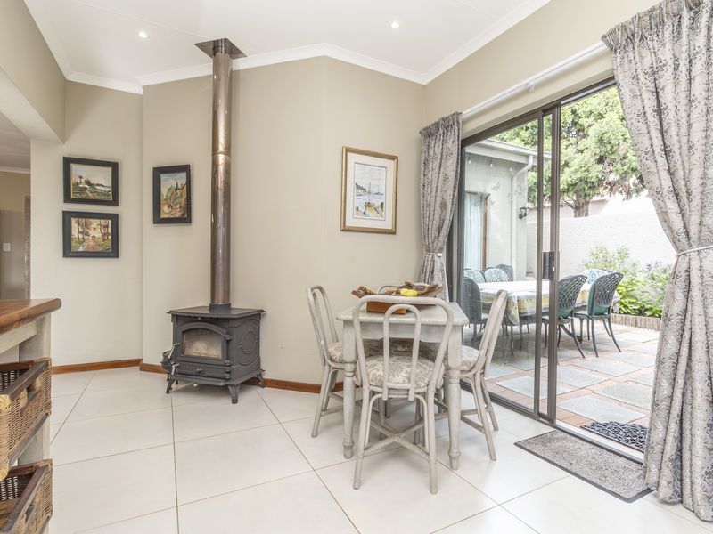 Beautifully renovated home  in sought after estate - Photo 7