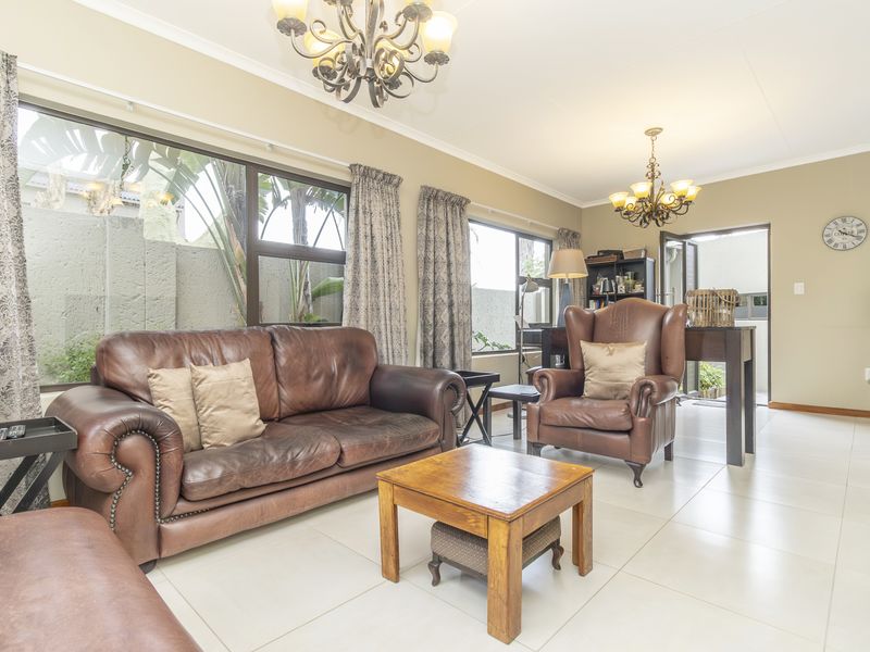 Beautifully renovated home  in sought after estate - Photo 8