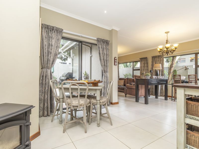 Beautifully renovated home  in sought after estate - Photo 6