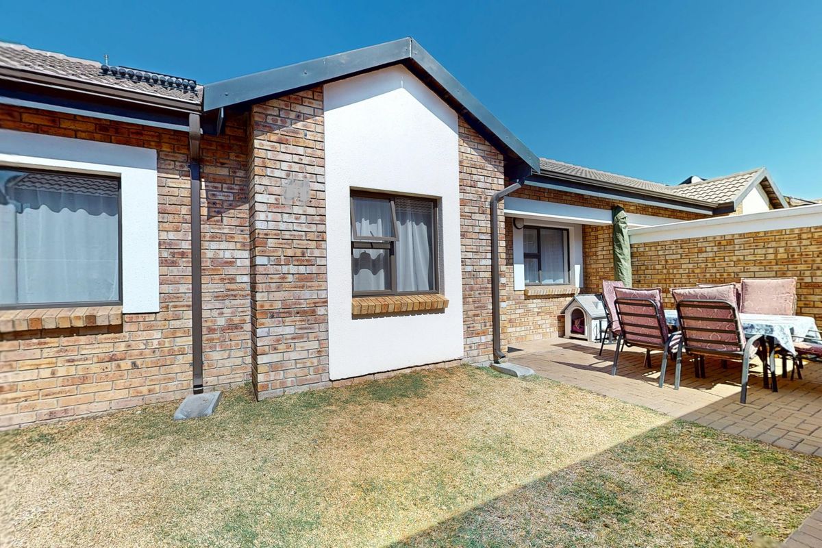Neat Pet Friendly Simplex with Private Garden In Beyers Park - Photo 3