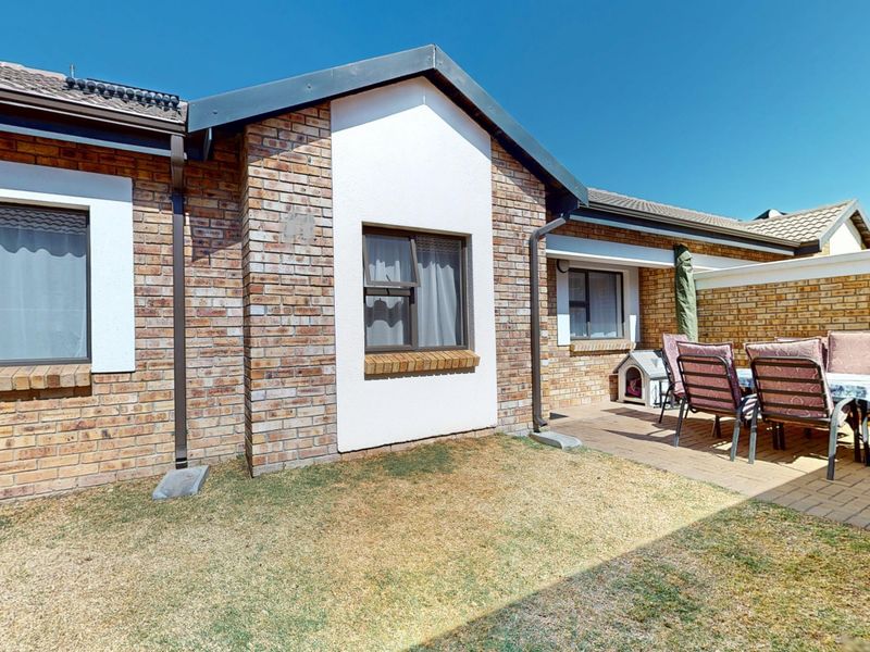 Neat Pet Friendly Simplex with Private Garden In Beyers Park - Photo 3
