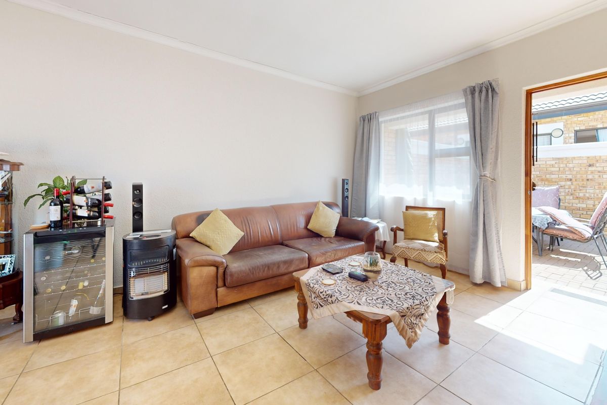 Neat Pet Friendly Simplex with Private Garden In Beyers Park - Photo 5