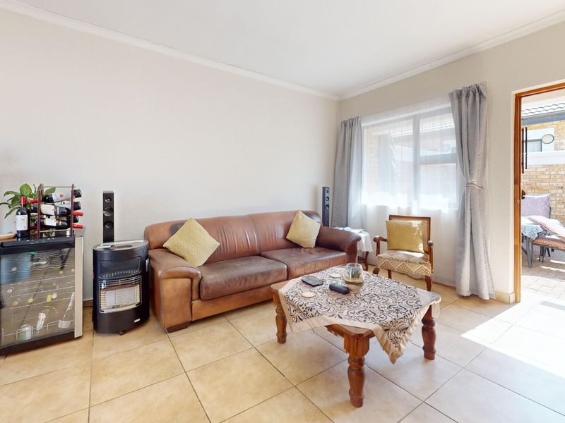 Neat Pet Friendly Simplex with Private Garden In Beyers Park - Photo 5