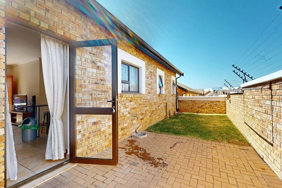 Neat Pet Friendly Simplex with Private Garden In Beyers Park - Photo 4