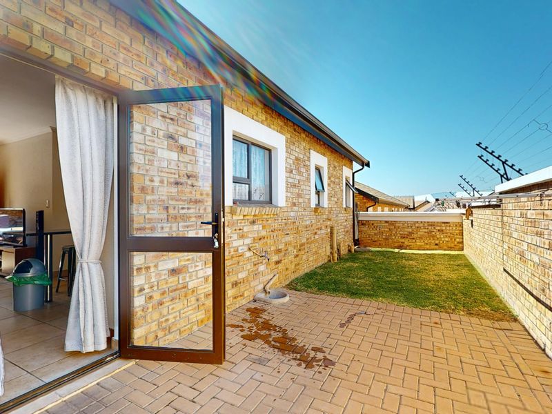 Neat Pet Friendly Simplex with Private Garden In Beyers Park - Photo 4