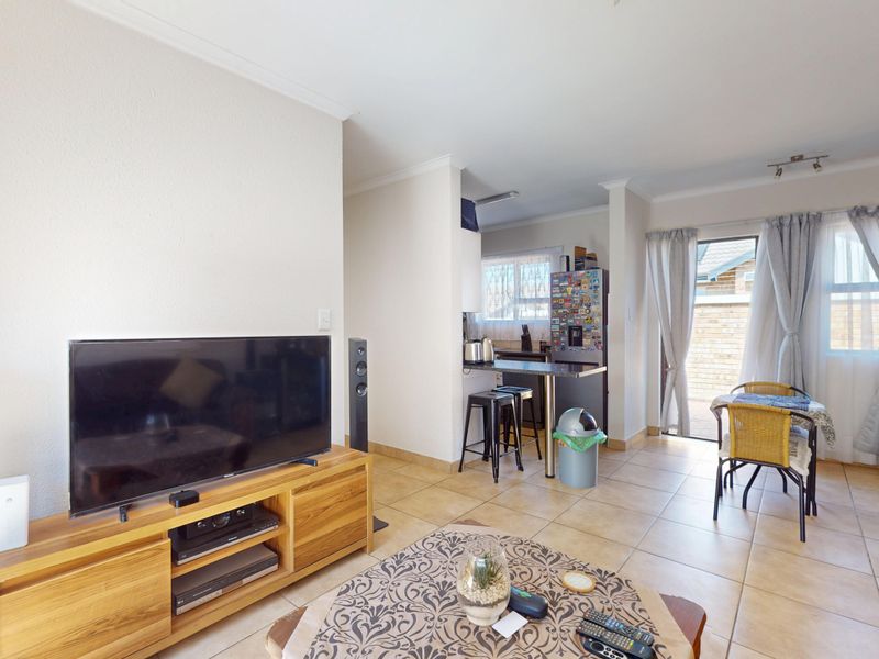 Neat Pet Friendly Simplex with Private Garden In Beyers Park - Photo 9