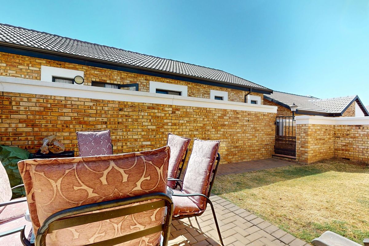 Neat Pet Friendly Simplex with Private Garden In Beyers Park - Photo 2