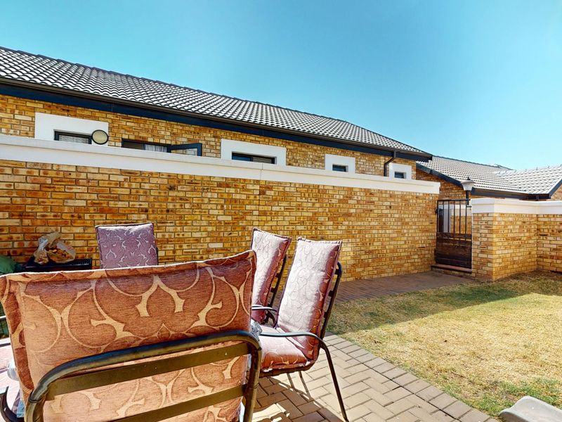 Neat Pet Friendly Simplex with Private Garden In Beyers Park - Photo 2